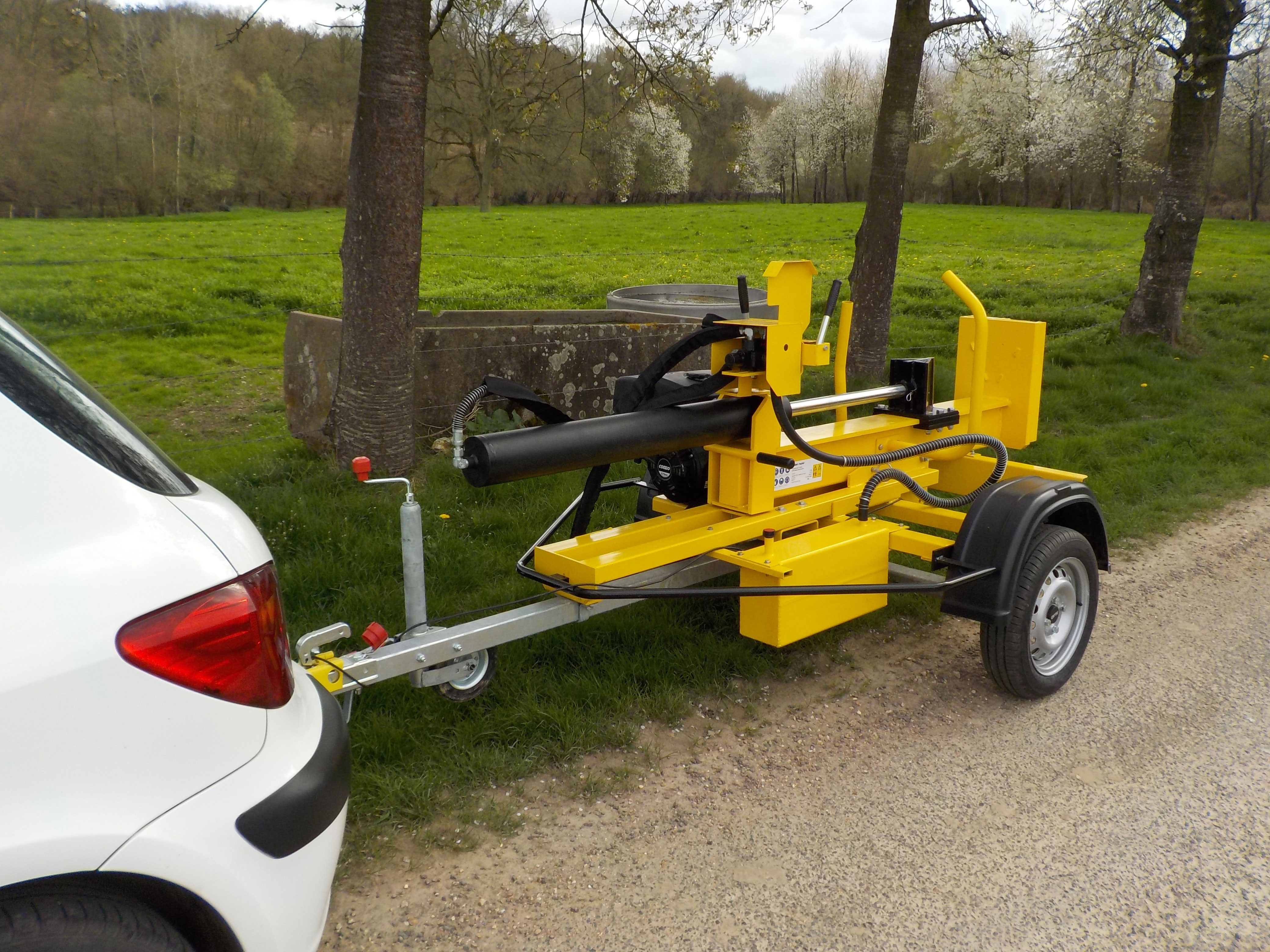 Fendeur De Bûches Thermique Sur Remorque 7cv 22t Fendeuse thermique sur chassis routier 26 T 7CV LS2600 110cm